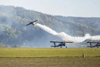 na zdjęciu samoloty i ludzie na lotnisku