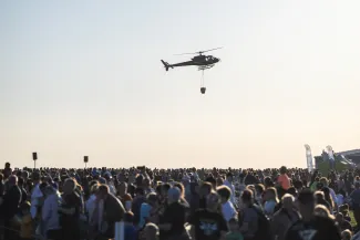 na zdjęciu samoloty i ludzie na lotnisku