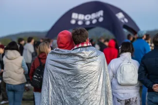 na zdjęciu samoloty i ludzie na lotnisku