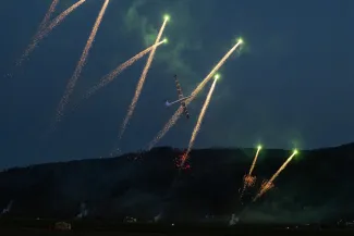 na zdjęciu samoloty i ludzie na lotnisku