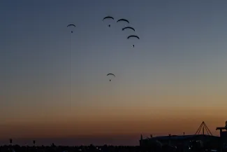 na zdjęciu samoloty i ludzie na lotnisku