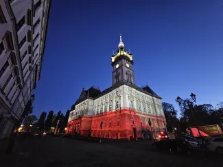 na zdjęciu podświetlony ratusz