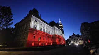 na zdjęciu podświetlony ratusz