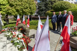 na zdjęciu osoby podczas uroczystości