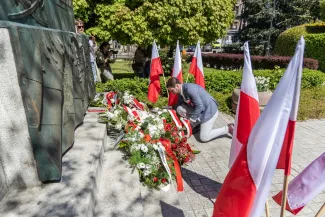 na zdjęciu osoby podczas uroczystości