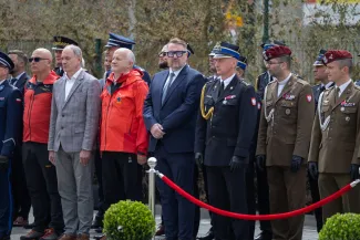 na zdjęciu osoby podczas uroczystości 