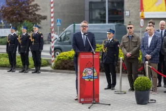 na zdjęciu osoby podczas uroczystości 
