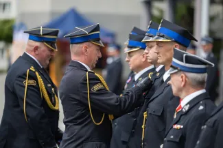na zdjęciu osoby podczas uroczystości 