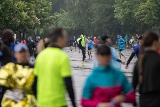 na zdjęciu biegacze