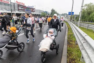 na zdjęciu biegacze