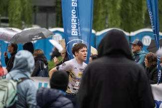 na zdjęciu biegacze