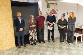 na zdjęciu elementy wystawy i zwierzający podczas otwarcia