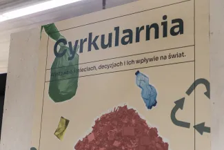 na zdjęciu elementy wystawy i zwierzający podczas otwarcia