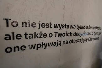 na zdjęciu elementy wystawy i zwierzający podczas otwarcia