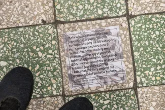 na zdjęciu elementy wystawy i zwierzający podczas otwarcia