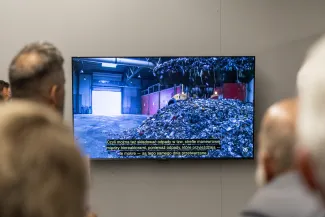 na zdjęciu elementy wystawy i zwierzający podczas otwarcia