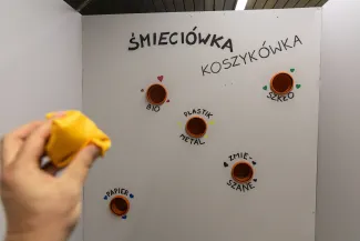 na zdjęciu elementy wystawy i zwierzający podczas otwarcia