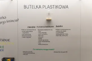 na zdjęciu elementy wystawy i zwierzający podczas otwarcia