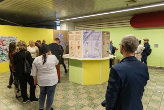 na zdjęciu elementy wystawy i zwierzający podczas otwarcia
