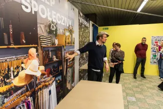 na zdjęciu elementy wystawy i zwierzający podczas otwarcia