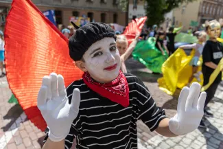 na zdjęciu osoby podczas korowodu