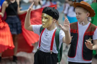 na zdjęciu osoby podczas korowodu