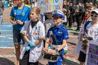 na zdjęciu osoby podczas korowodu