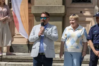 na zdjęciu osoby podczas korowodu