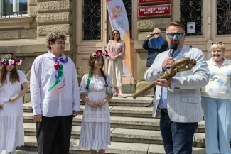 na zdjęciu osoby podczas korowodu