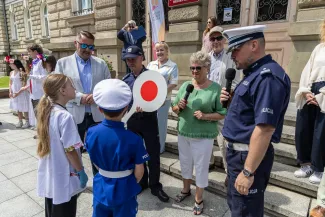 na zdjęciu osoby podczas korowodu