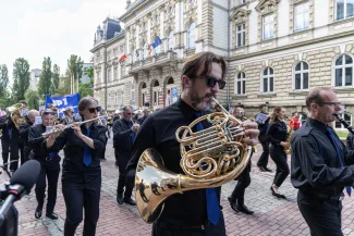 na zdjęciu osoby podczas korowodu