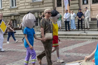 na zdjęciu osoby podczas korowodu