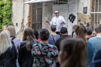 na zdjęciu osoby podczas nocy muzeów