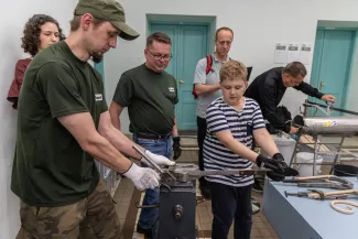 na zdjęciu osoby podczas nocy muzeów