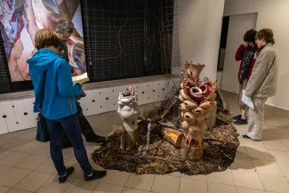 na zdjęciu osoby podczas nocy muzeów