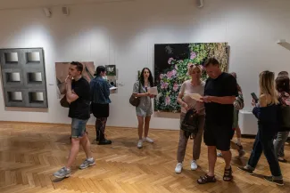 na zdjęciu osoby podczas nocy muzeów