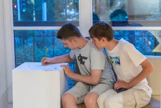 na zdjęciu osoby podczas nocy muzeów