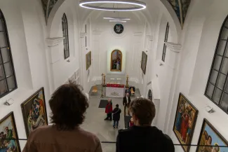 na zdjęciu osoby podczas nocy muzeów