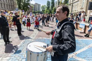 na zdjęciu osoby podczas korowodu