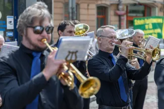 na zdjęciu osoby podczas korowodu