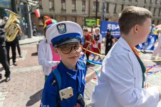 na zdjęciu osoby podczas korowodu
