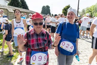 na zdjęciu osoby na pikniku