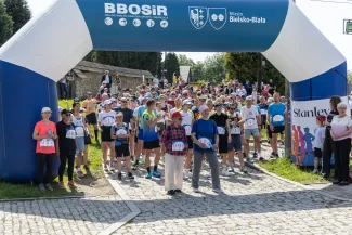 na zdjęciu osoby na pikniku