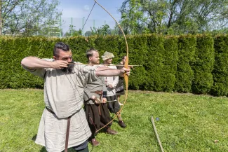 na zdjęciu osoby na pikniku