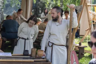 na zdjęciu osoby na pikniku