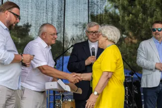 na zdjęciu osoby na pikniku