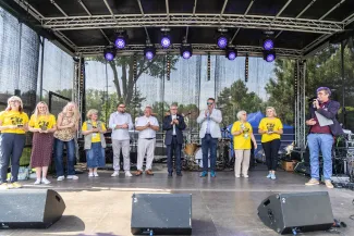 na zdjęciu osoby na pikniku