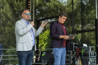 na zdjęciu osoby na pikniku