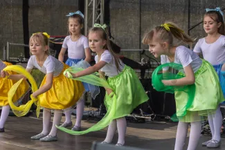na zdjęciu osoby na pikniku
