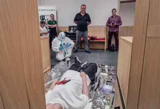 na zdjęciu osoby podczas nocy muzeów
